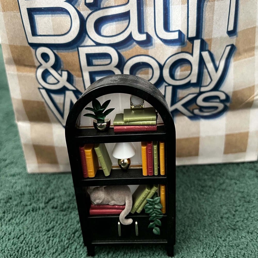 Plug-in beautiful bookshelf